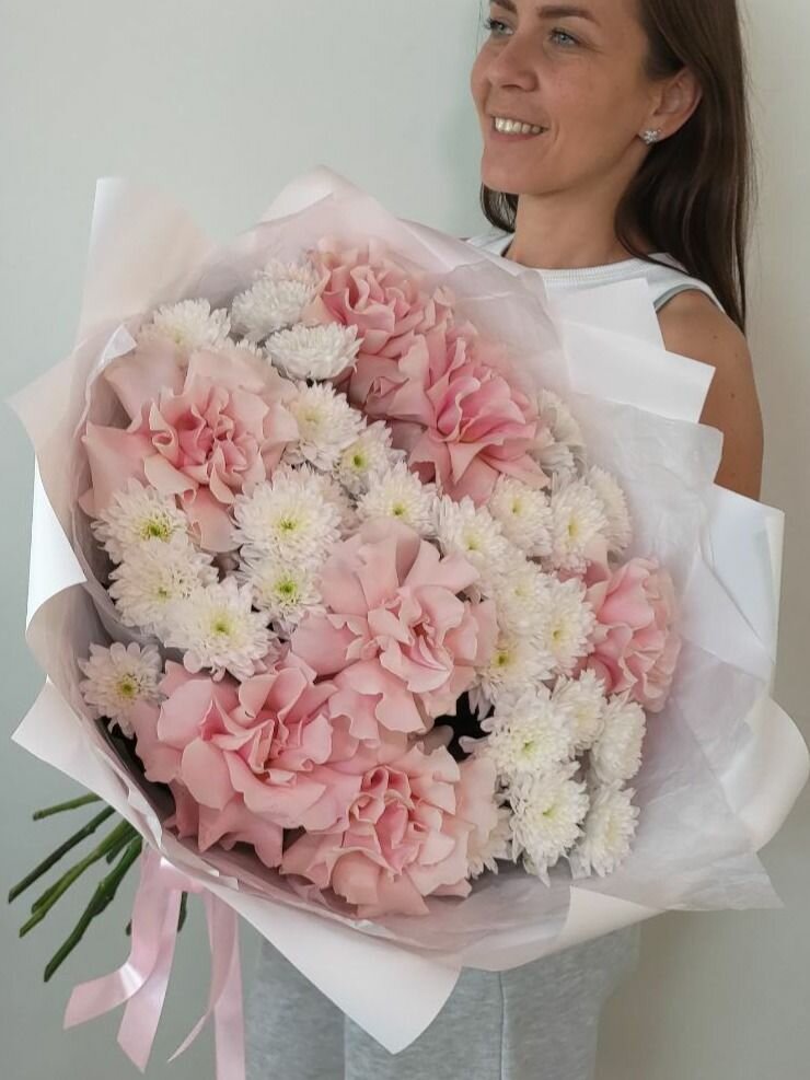 Букет из розовых французских роз и белых кустовых хризантем