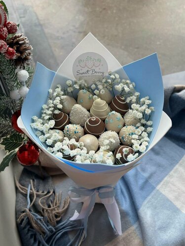 Изображение товара Букет "Новогодний", клубника в шоколаде, белая гипсофила, от Sweet Berry