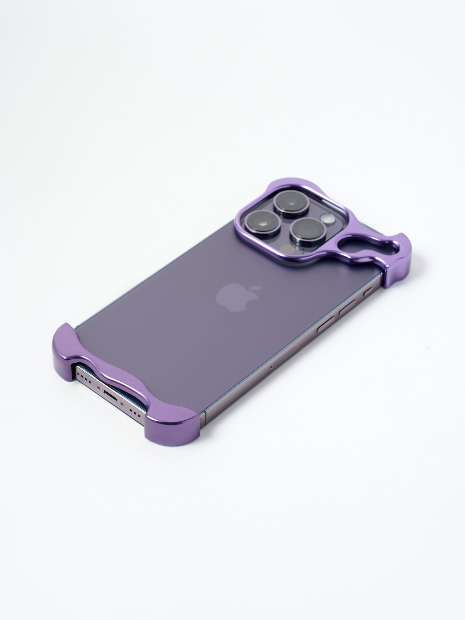 Чехол на Айфон 16 Про (iPhone 16 Pro) металлический с защитой камеры и поддержкой беспроводной зарядки, фиолетовый