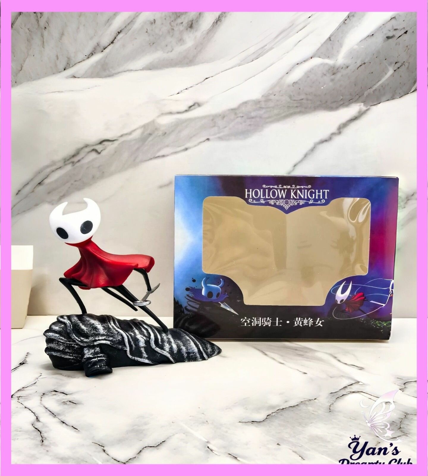 Эксклюзивная коллекционная фигурка Осы из Hollow Knight представлена в цветной подарочной упаковке