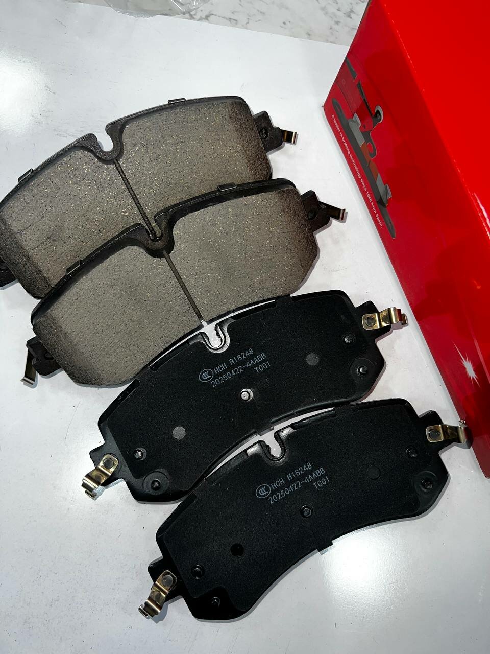 Тормозные колодки CHE MA CHI, для Hongqi HS5 и E-QM5, передние, дисковые, черные — фото 1