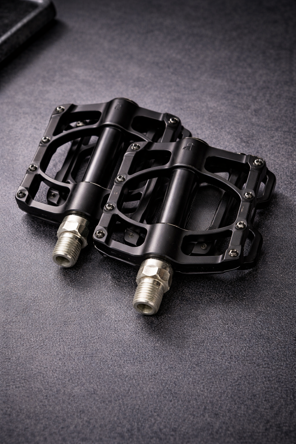 Педали велосипедные алюминиевые с шипами и шариковыми подшипниками, усиленные, для MTB и городских велосипедов 8 шипов