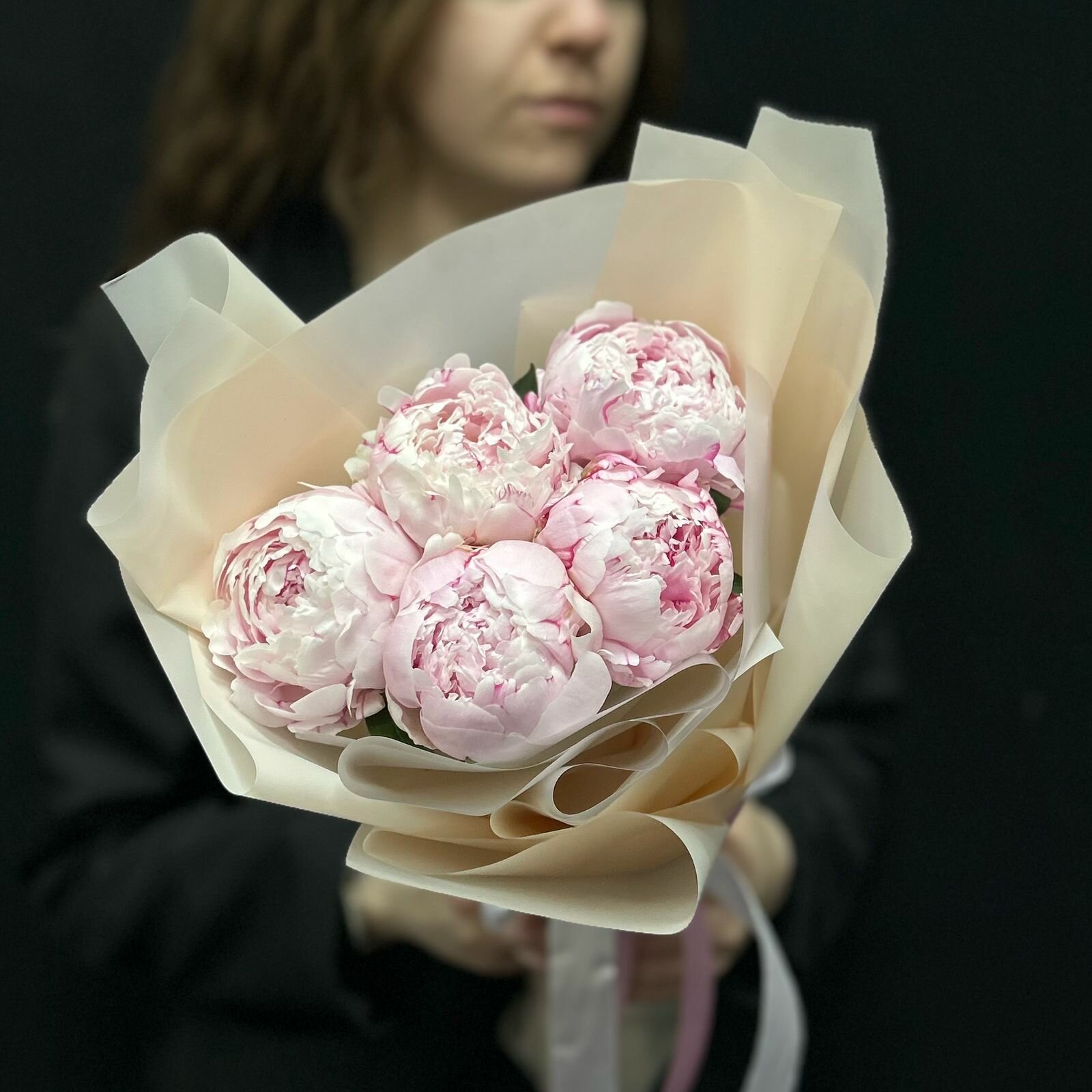 Монобукет FLOWELLE "Сара Бернар", 5 пионов, бежевый, в пленке, на стеблях