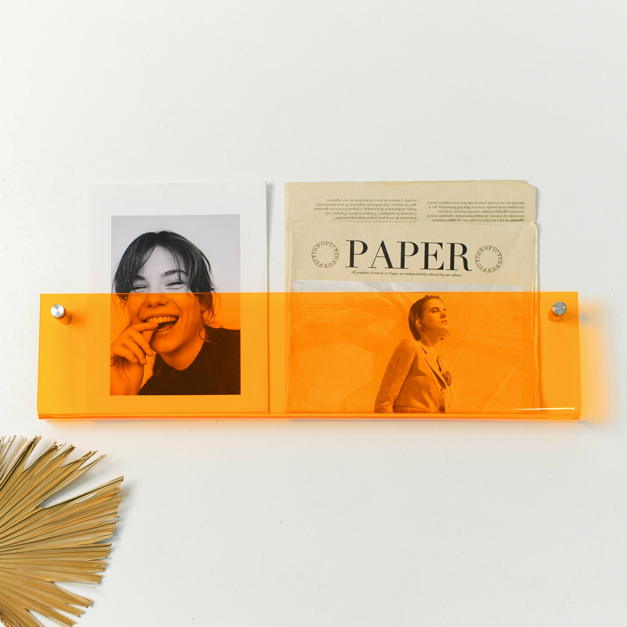 Прозрачная настенная полочка оранжевая стеклянная 