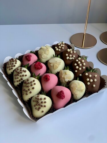 Изображение товара Клубника в шоколаде Подарочный набор , 3 вида шоколада, 16 штук