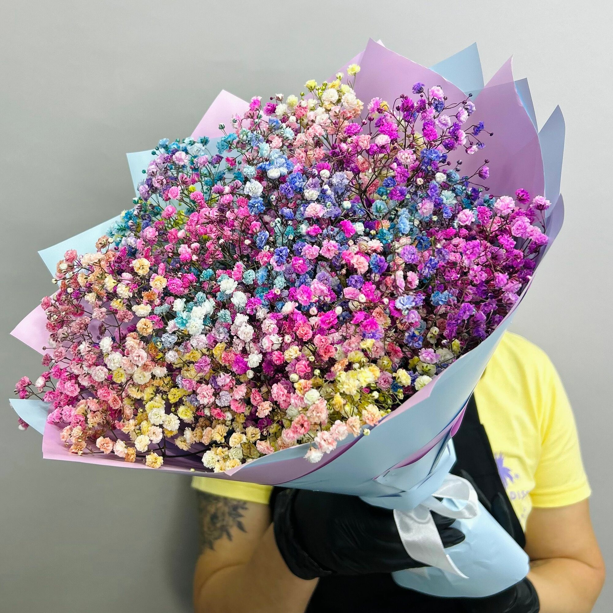 Букет живых цветов из разноцветных гипсофил 5 шт