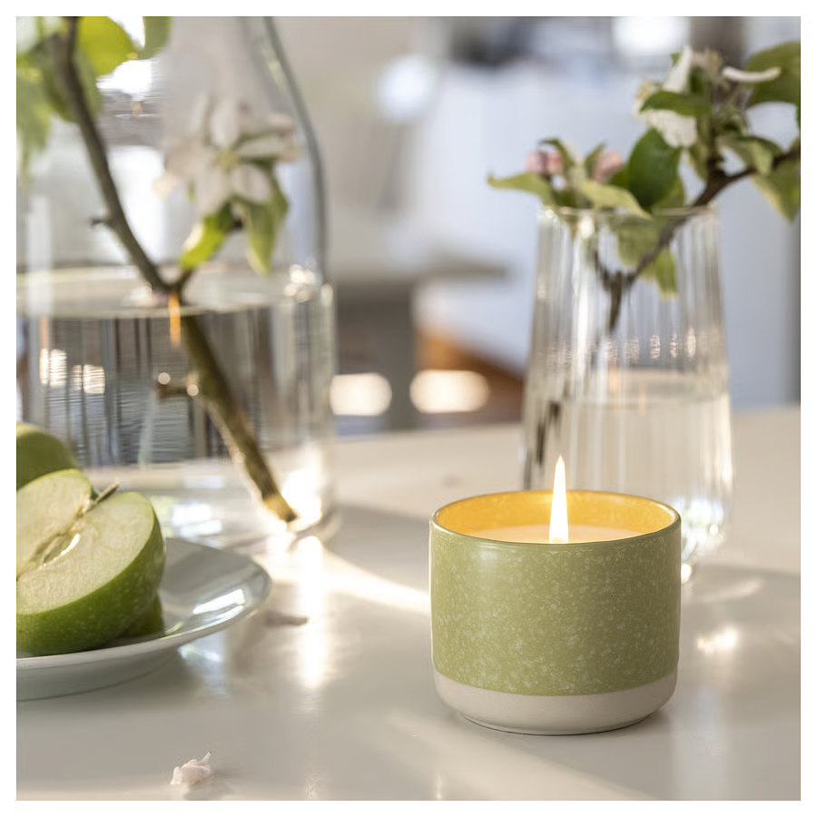 Свеча икеа LOVSKOGSLUND ароматическая яблоко яблоневый цвет жасмин белая 25 ч