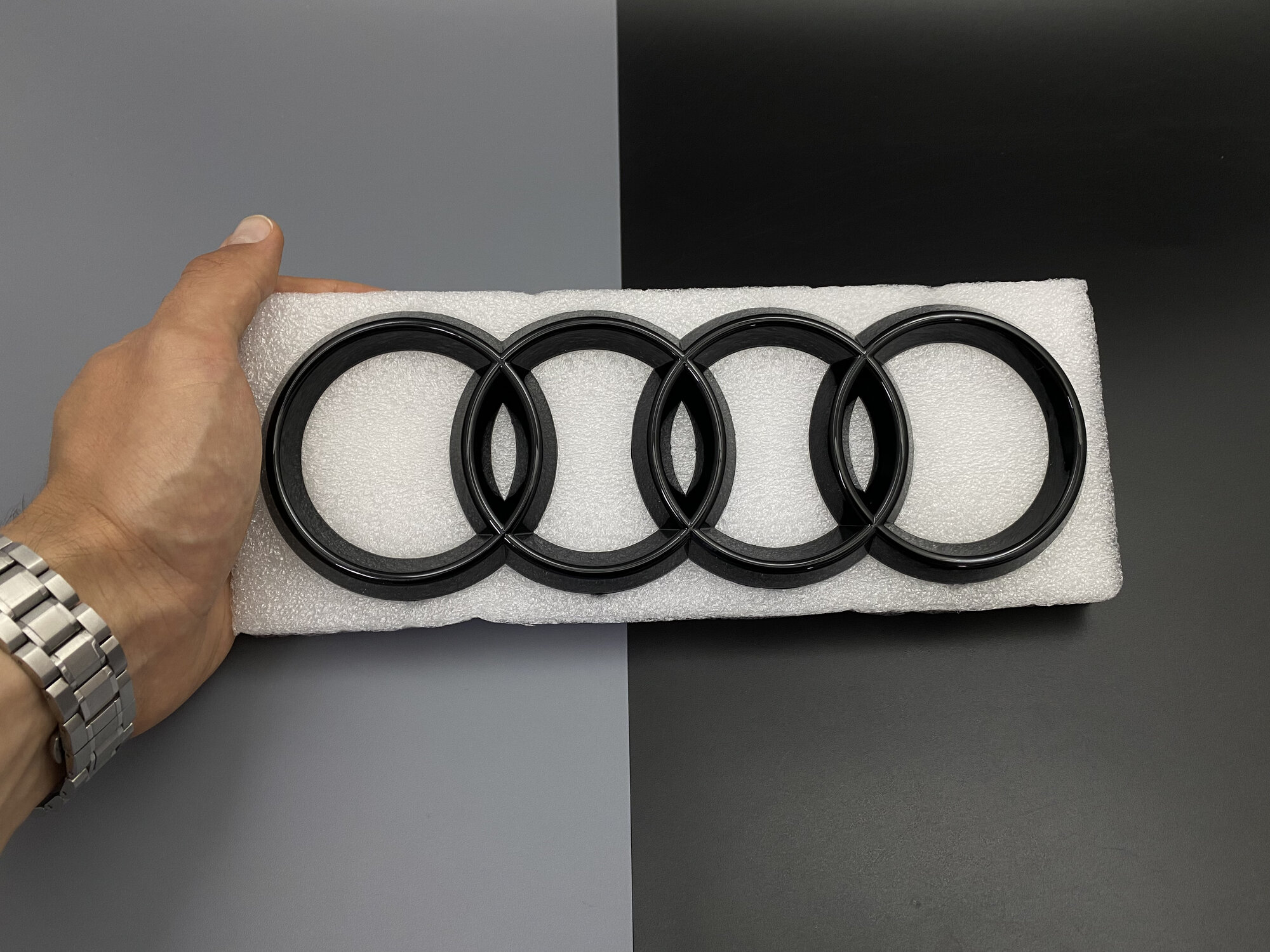 Эмблема шильдик логотип с клеевой основой Кольца для Audi 272 х 98 мм