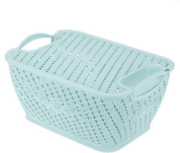 Пластиковая корзина с крышкой, которая может использоваться для хранения различных предметов. Маленький