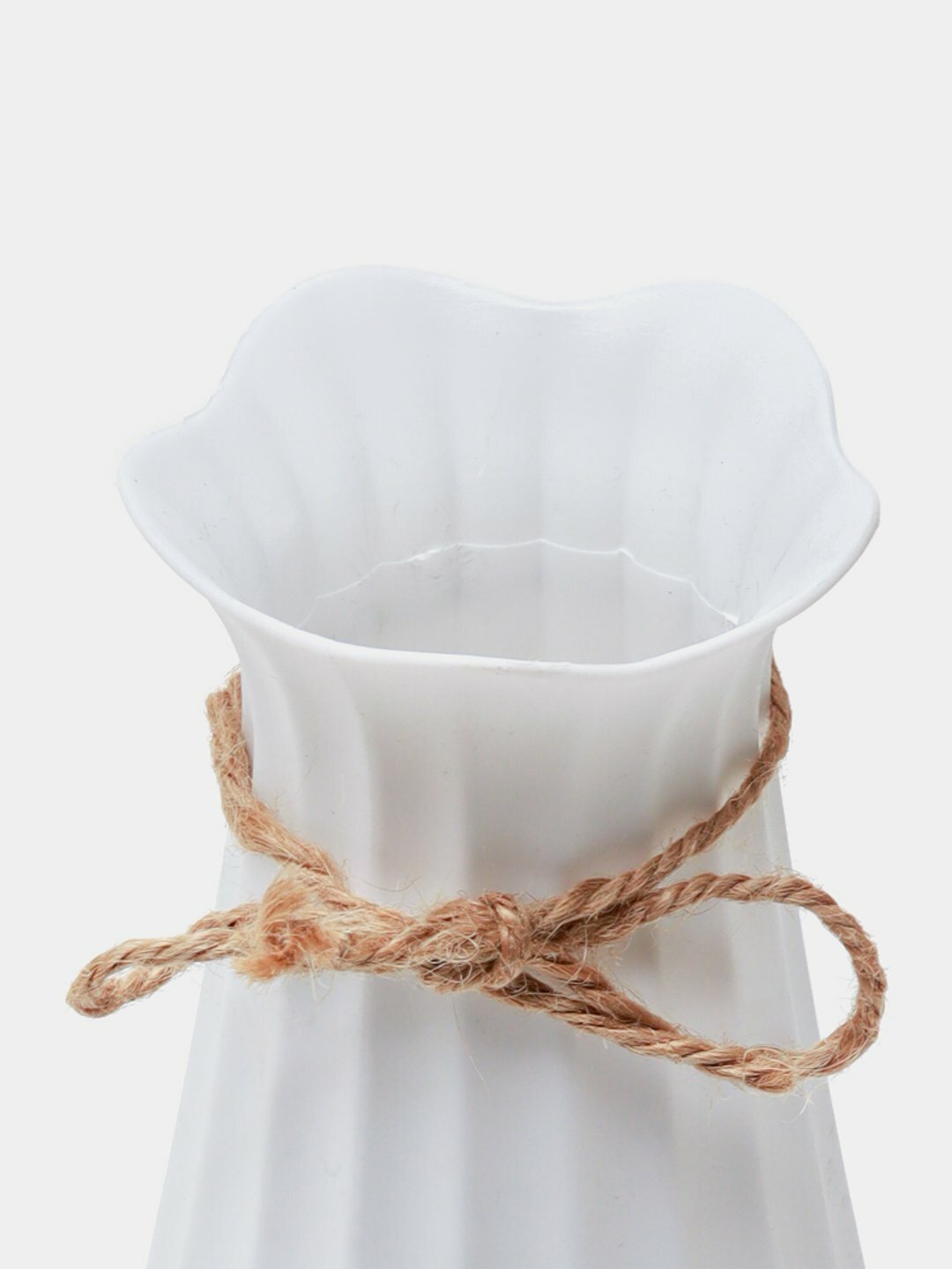 Ваза пластмассовая для цветов и декора. Легко мыть и использовать. — фото 1