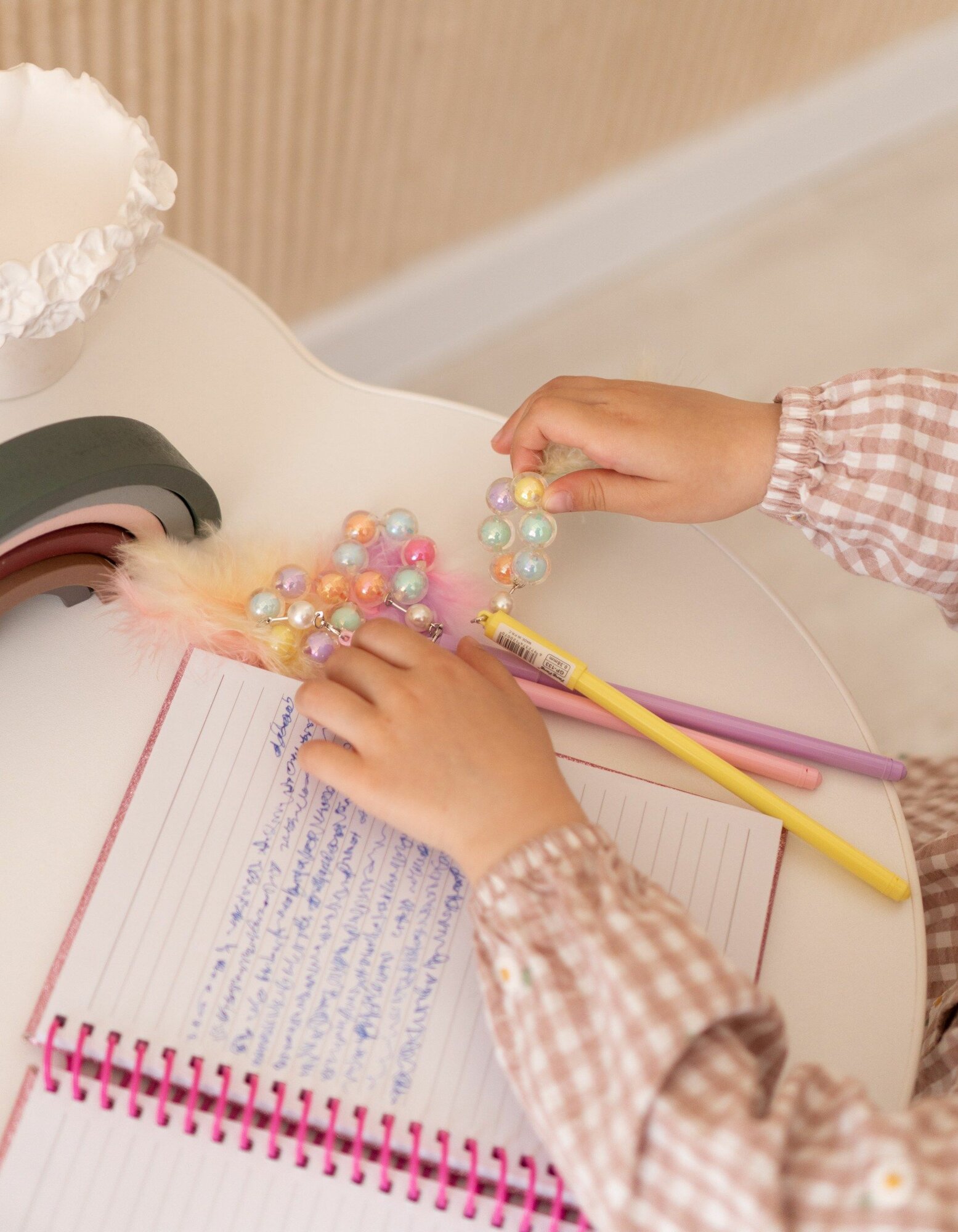 Ручка с перьями и бусинами — фото 1