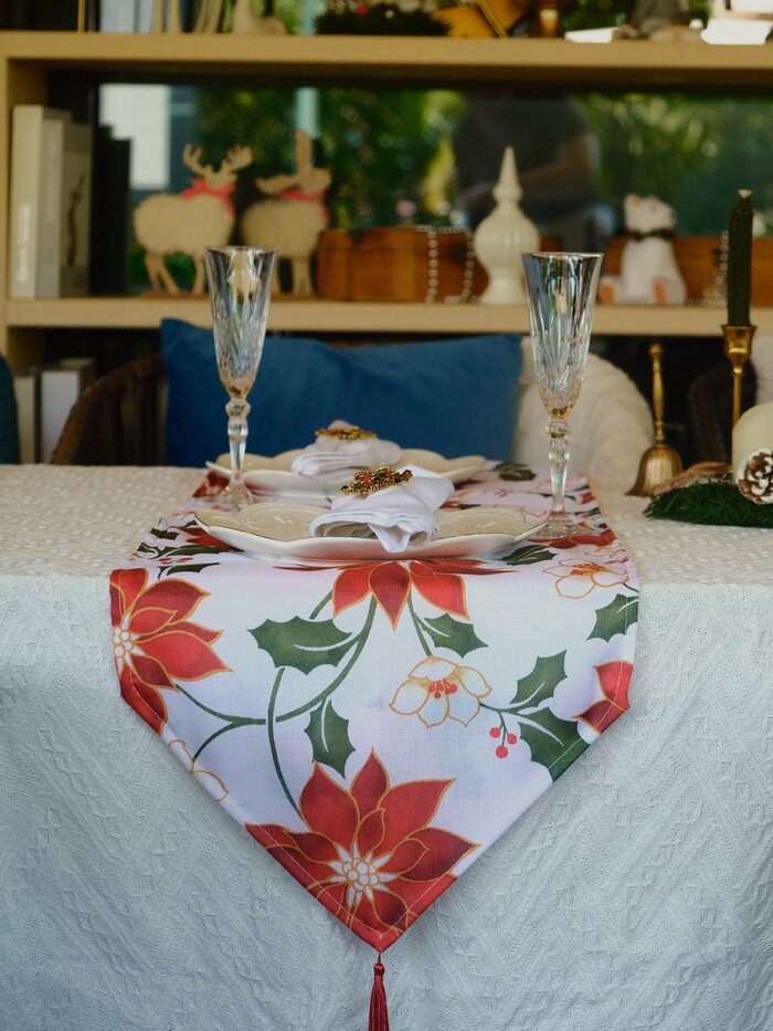 Дорожка на стол «Доляна. Новогодние цветы» белая 35×180 см