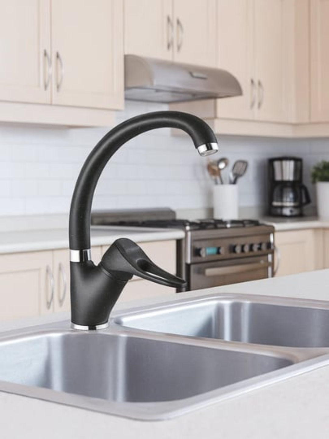 Смеситель для кухни из латуни с высоким изливом и однорычажным управлением