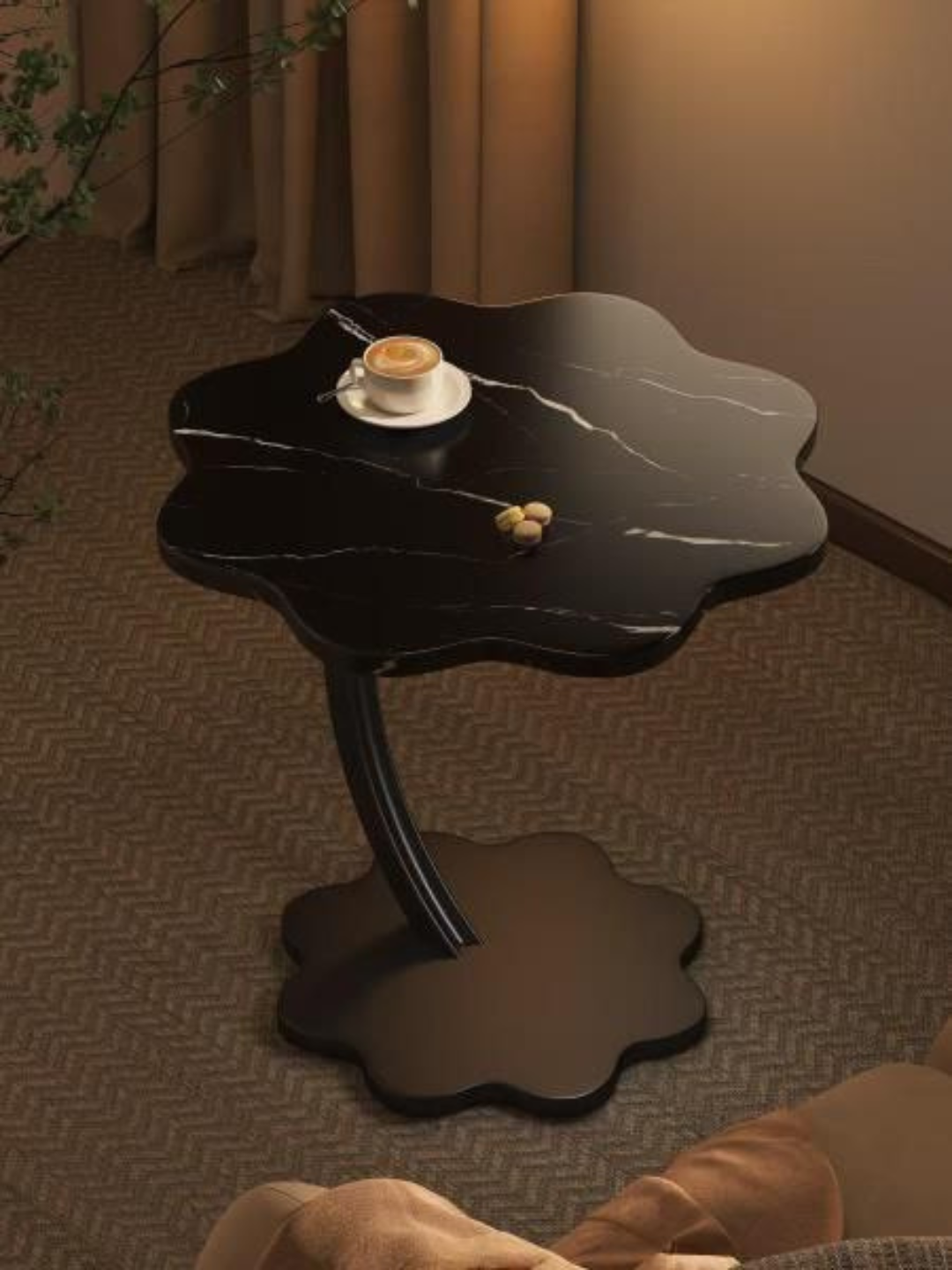 Стильный водонепроницаемый и противоскользящий боковой стол в форме лепестка — 61×40×30 см