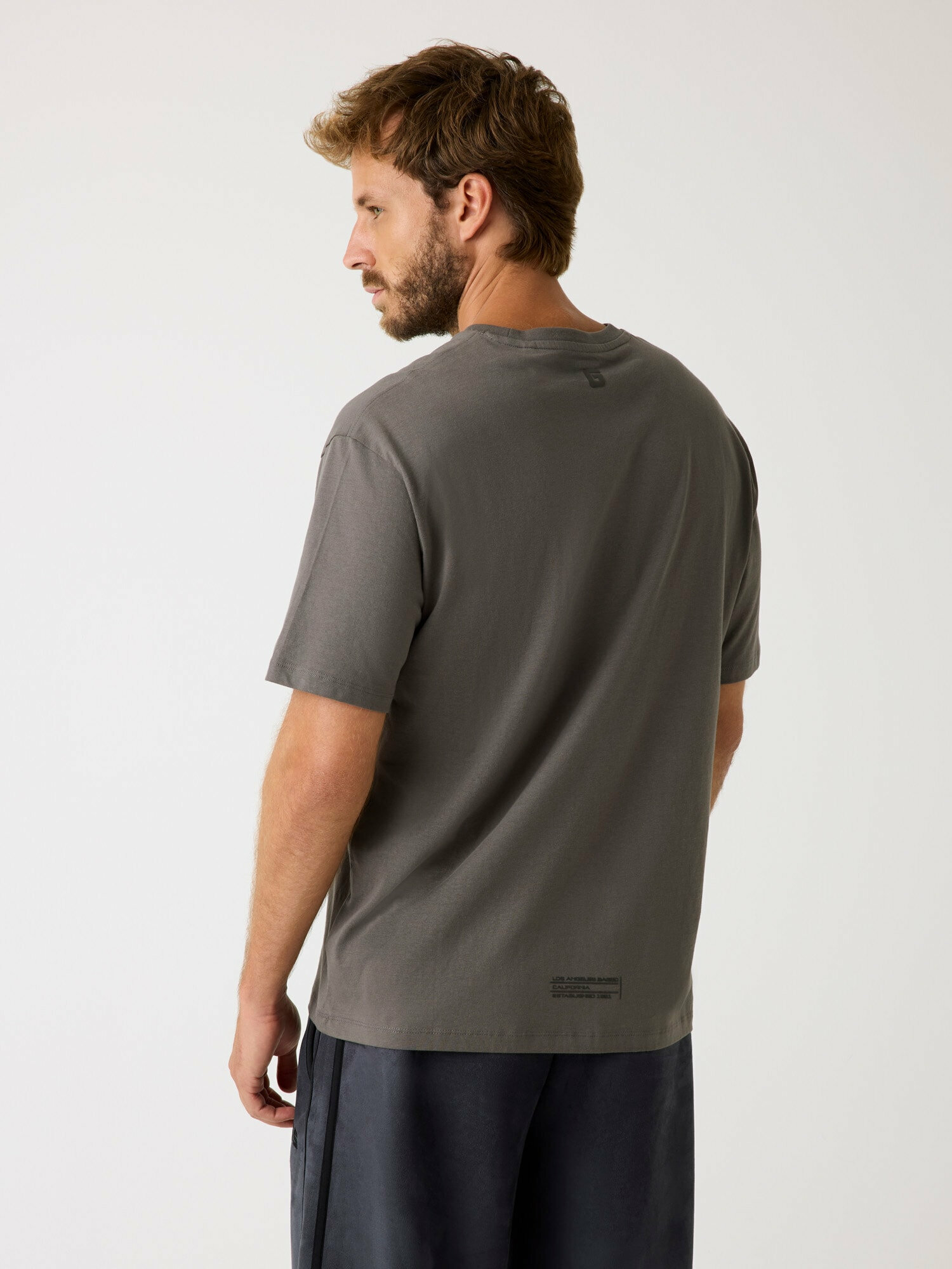 Футболка GUESS Azha CN Over T-shirt, размер L, серый — фото 1