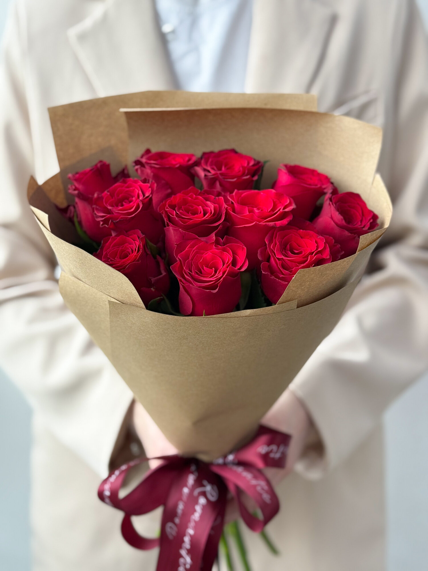 Монобукет " Родос" розы 11 шт на стеблях упаковка крафт-бумага высота 40см