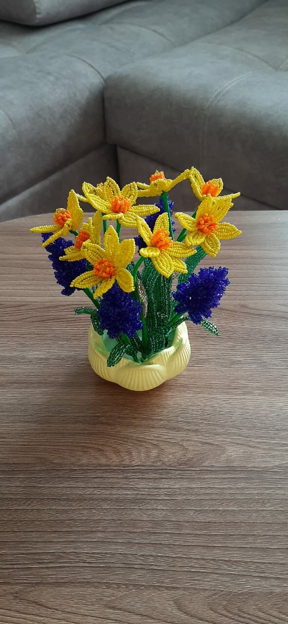 Нарциссы и Мускари Весенняя композиция высота 14см ширина 8см