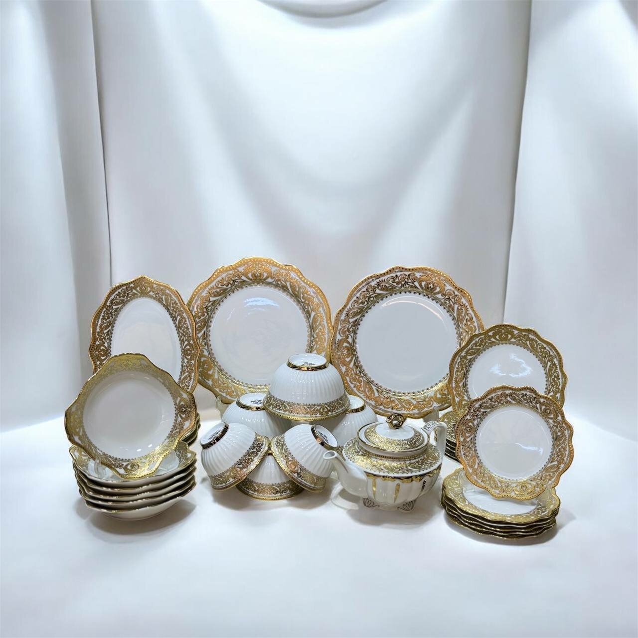 Фарфоровый набор столовой посуды, 62 предметов, на 12 персон