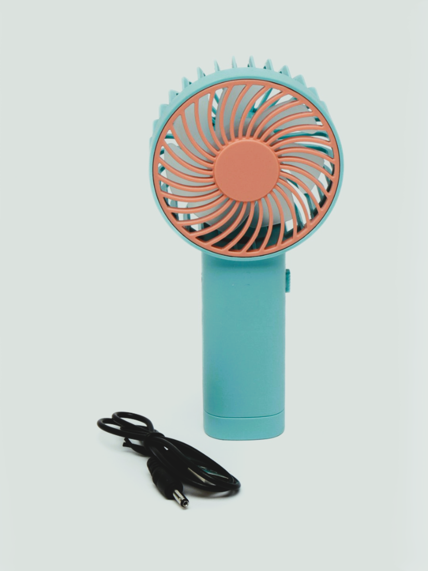 Перезаряжаемый портативный вентилятор светло-голубого цвета с USB-кабелем для зарядки