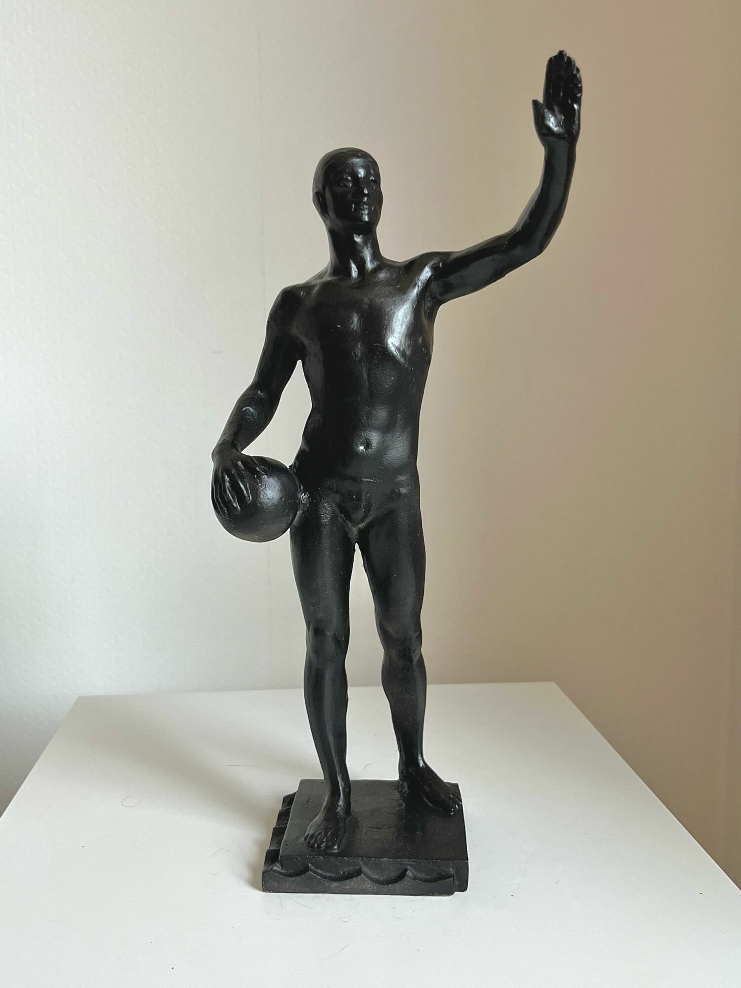 Статуэтка "Ватерполист" Завод "Монументскульптура" г. Ленинград. Окрашенный силумин. Высота: 29 см.