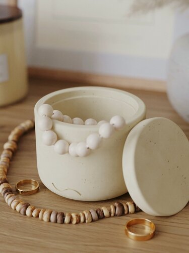 Изображение товара Декоративная шкатулка для украшений Astrid XS, с крышкой, бетон, кремовая матовая