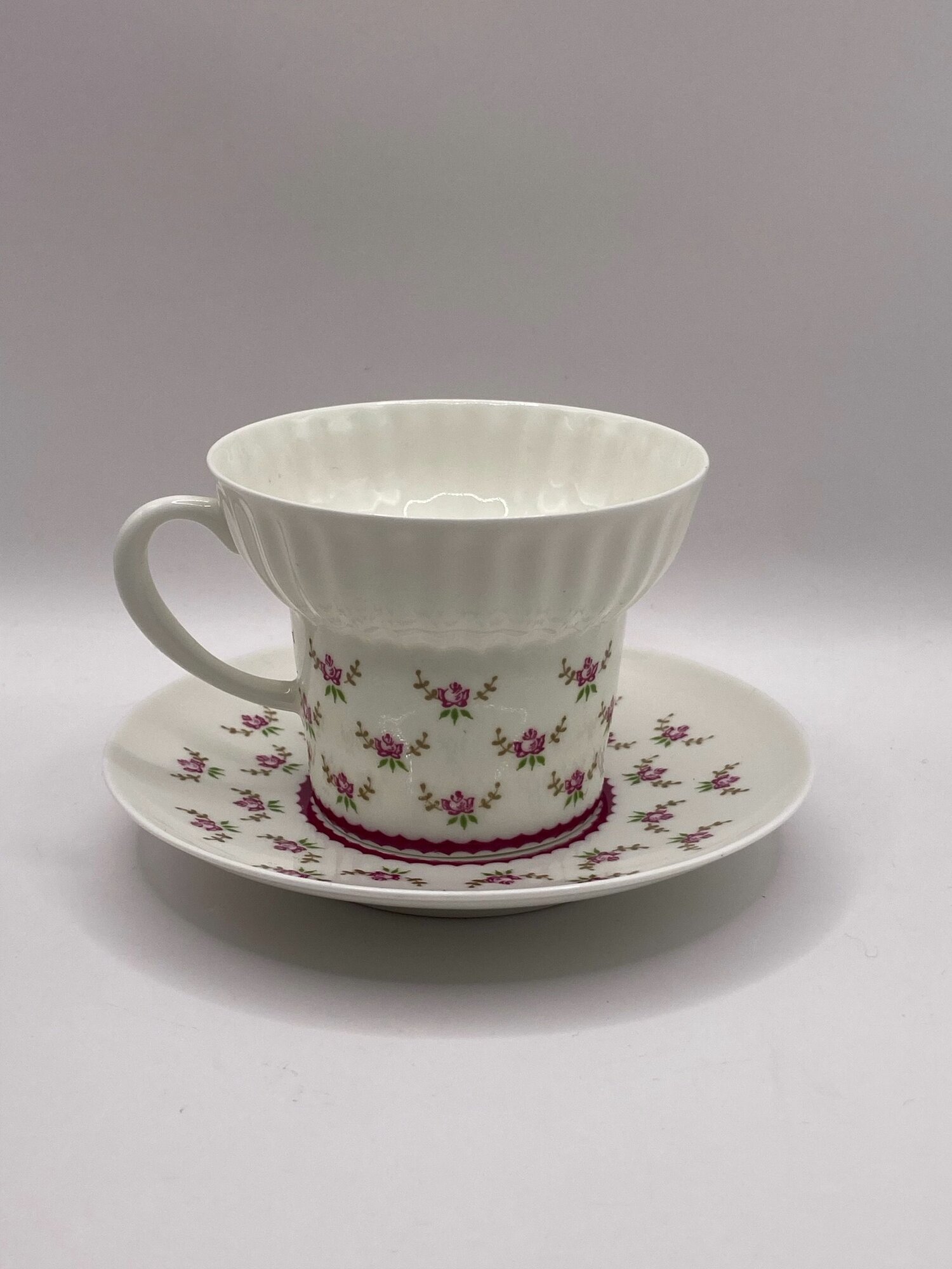 Кофейная пара "Бутоны розы" Костяной фарфор. ЛФЗ. СССР. Объем: 155 мл. Форма: волна.