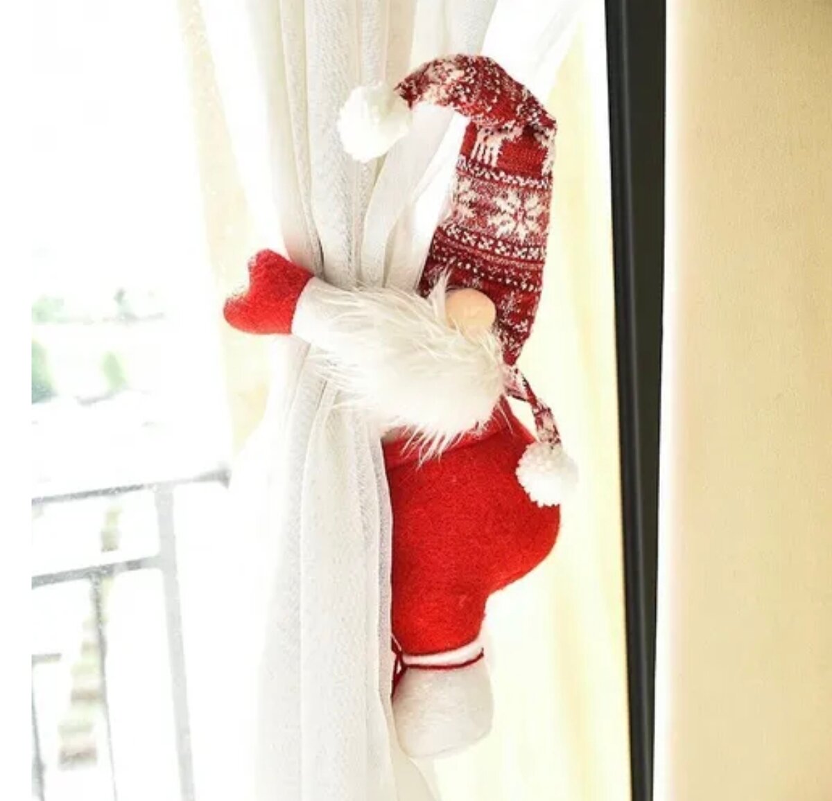 Новогодний эльф новогодний Гном высота 22см украшение для штор и подарка (правая сторона)