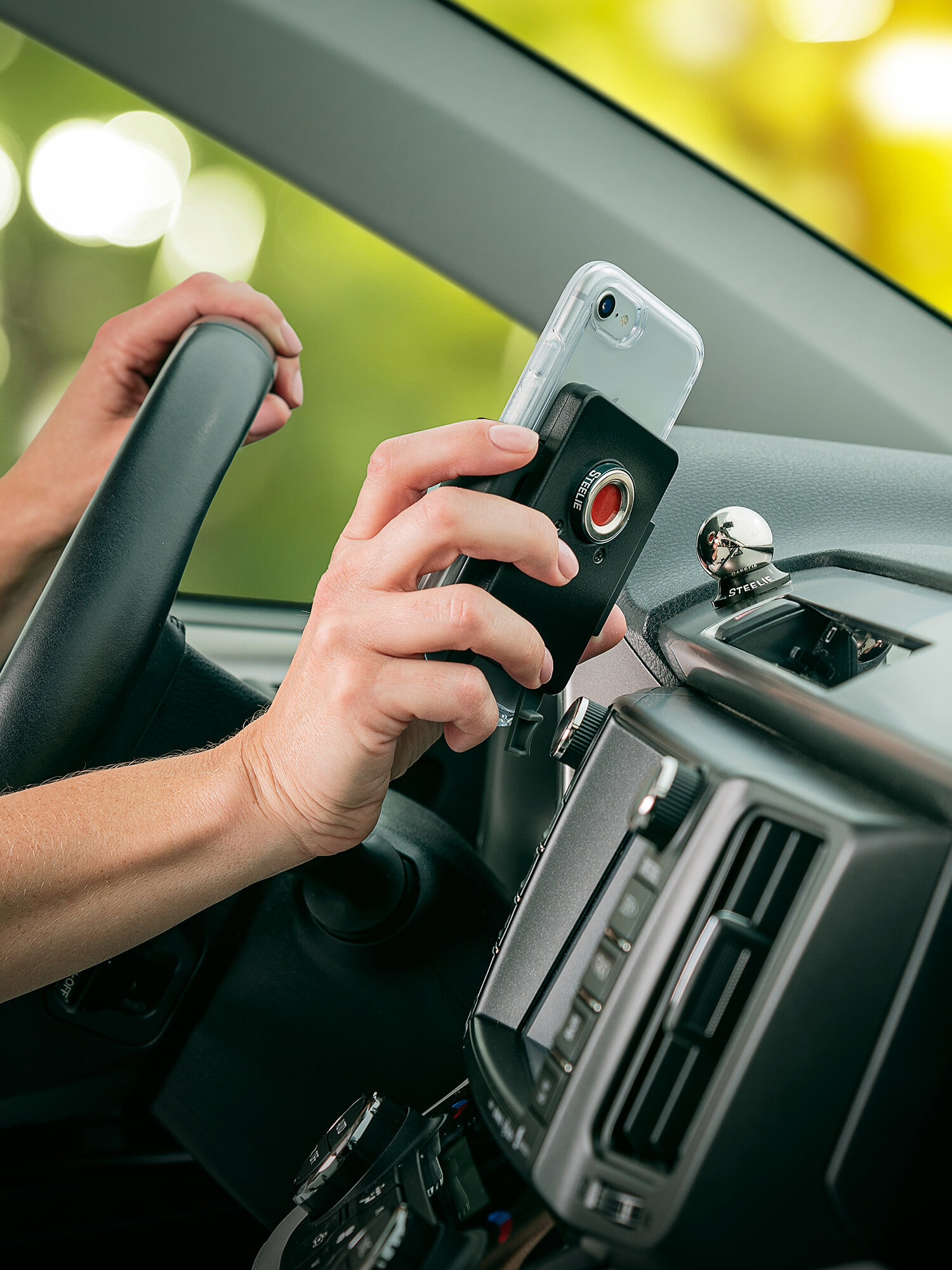 Магнитный держатель для телефона автомобильный Nite Ize Steelie Squeeze Dash Kit — фото 1