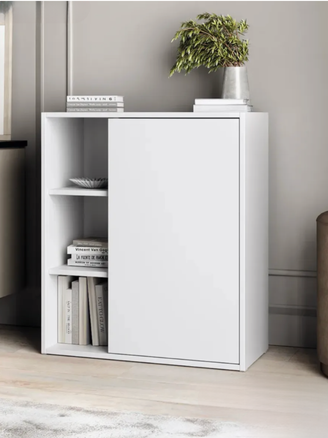 Компактный шкаф-комод с закрытой секцией и открытыми полками для хранения книг и домашних принадлежностей