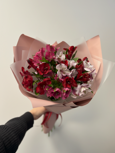 Изображение товара Букет из 7 альстромерий микс в упаковке, монобукет, 50 см | Турбофлора