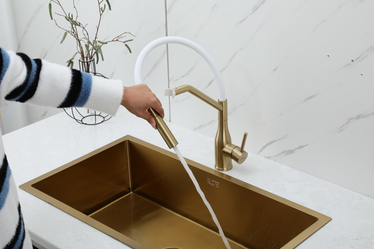 Смеситель для кухни Gappo G4098-13 с гибким изливом, латунь, золотой сатин — фото 1