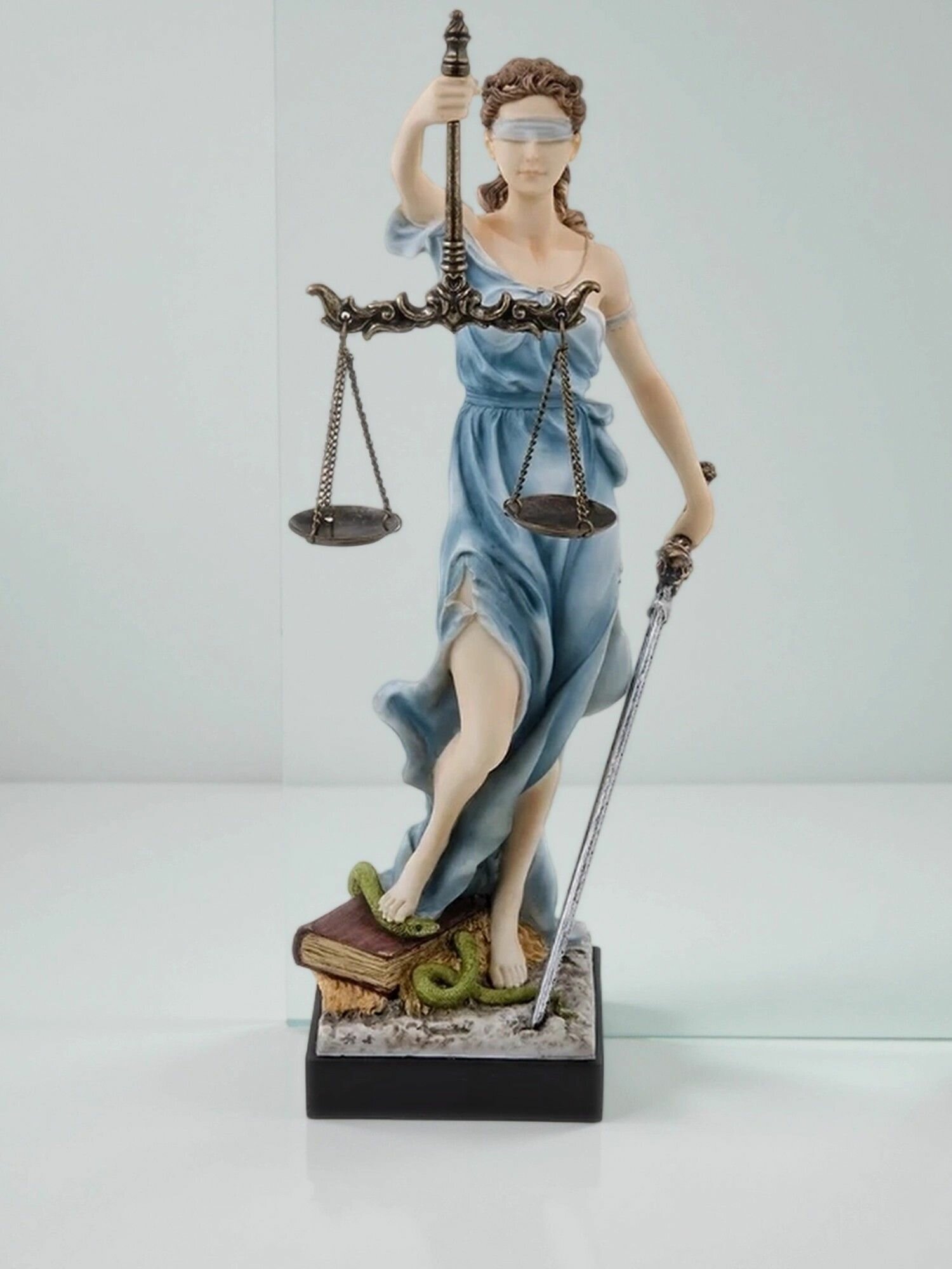 Статуэтка Фемида, размер 28.5*11*12см, материал полистоун, цвет голубой