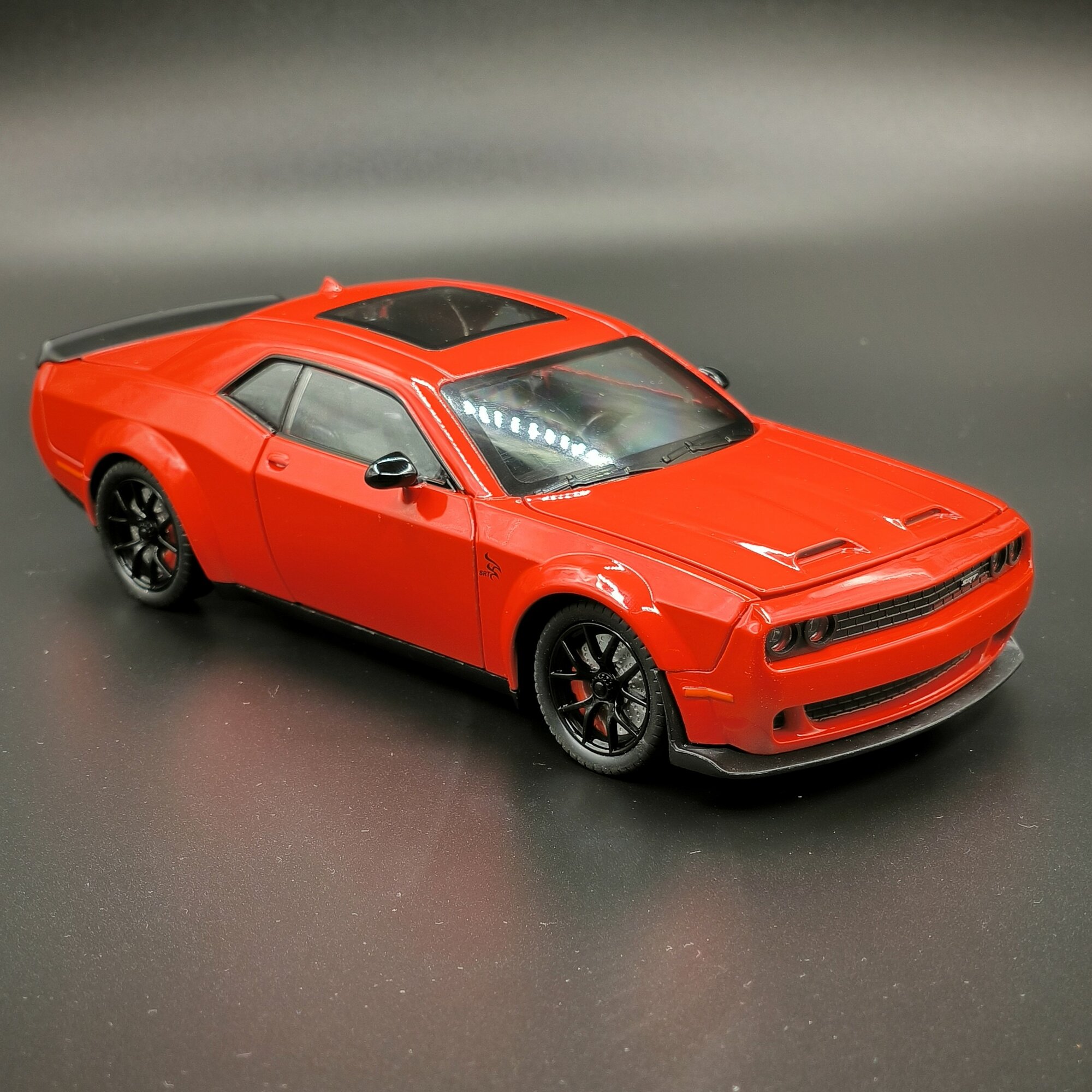 Металлическая модель Dodge Challenger с световым и звуковым сопровождением. Масштаб 1:24