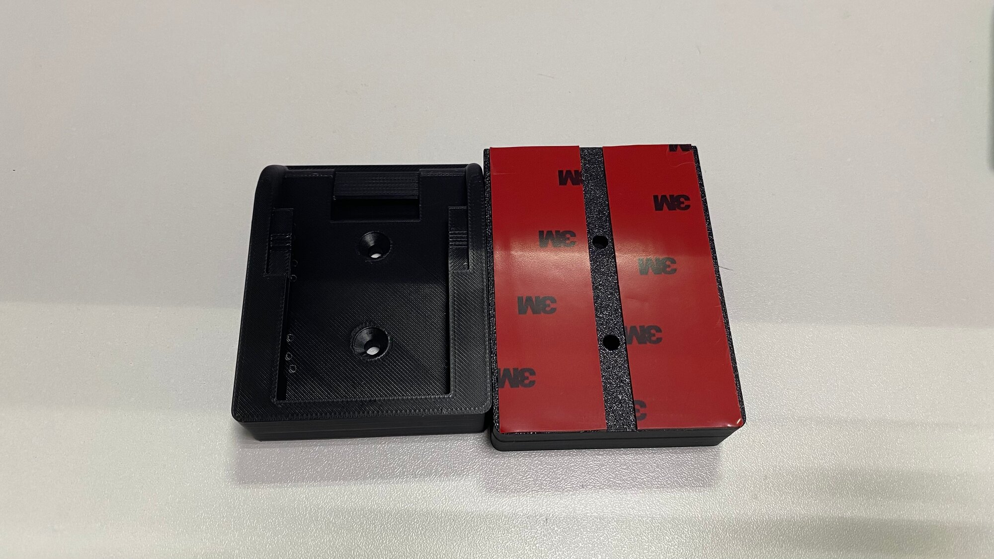 Настенный держатель для аккумуляторов DeWalt 2шт черный