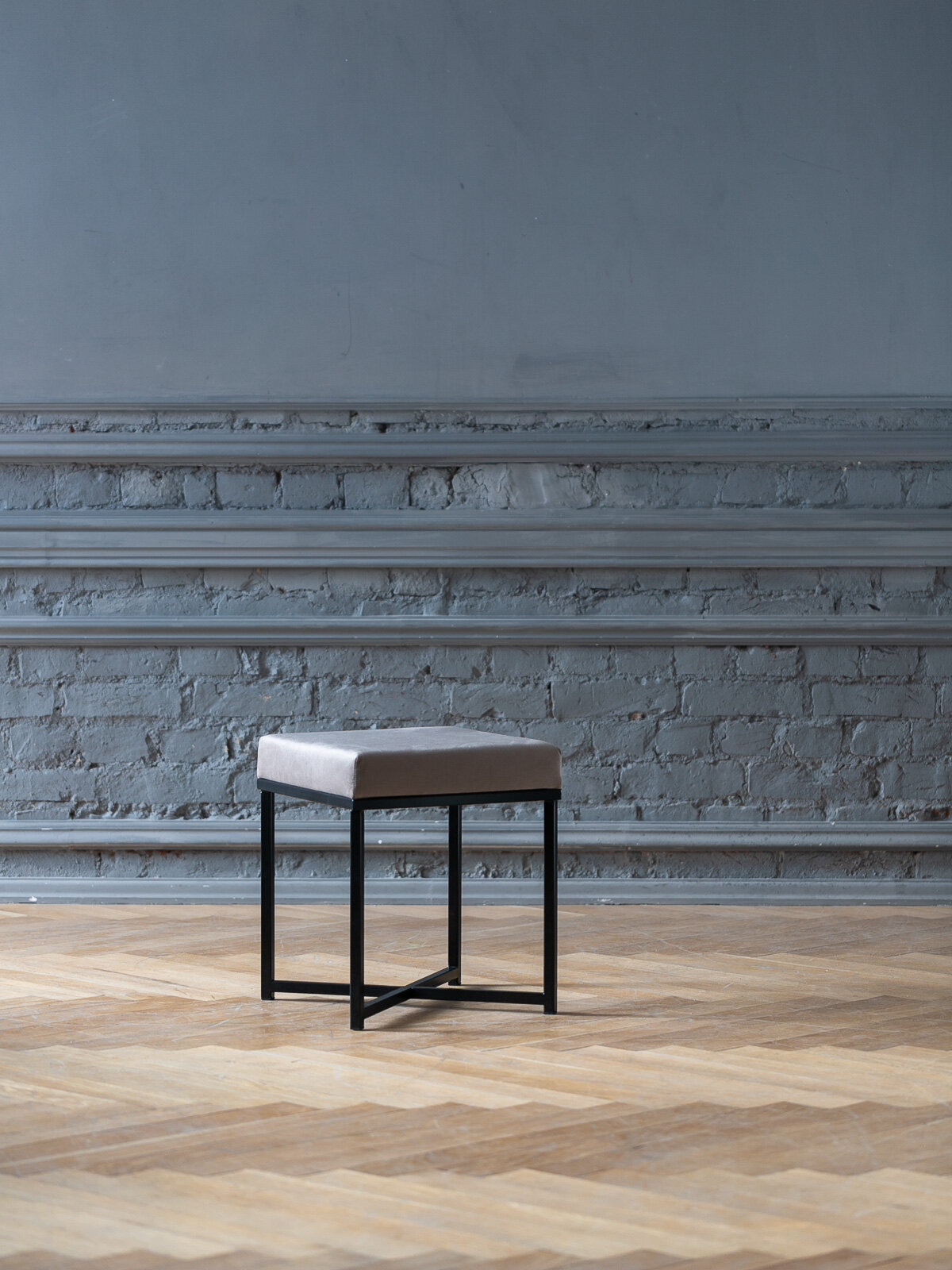 Пуф черный для прихожей, спальни, гостиной, велюр Grey, 400*400*470, CRUZ