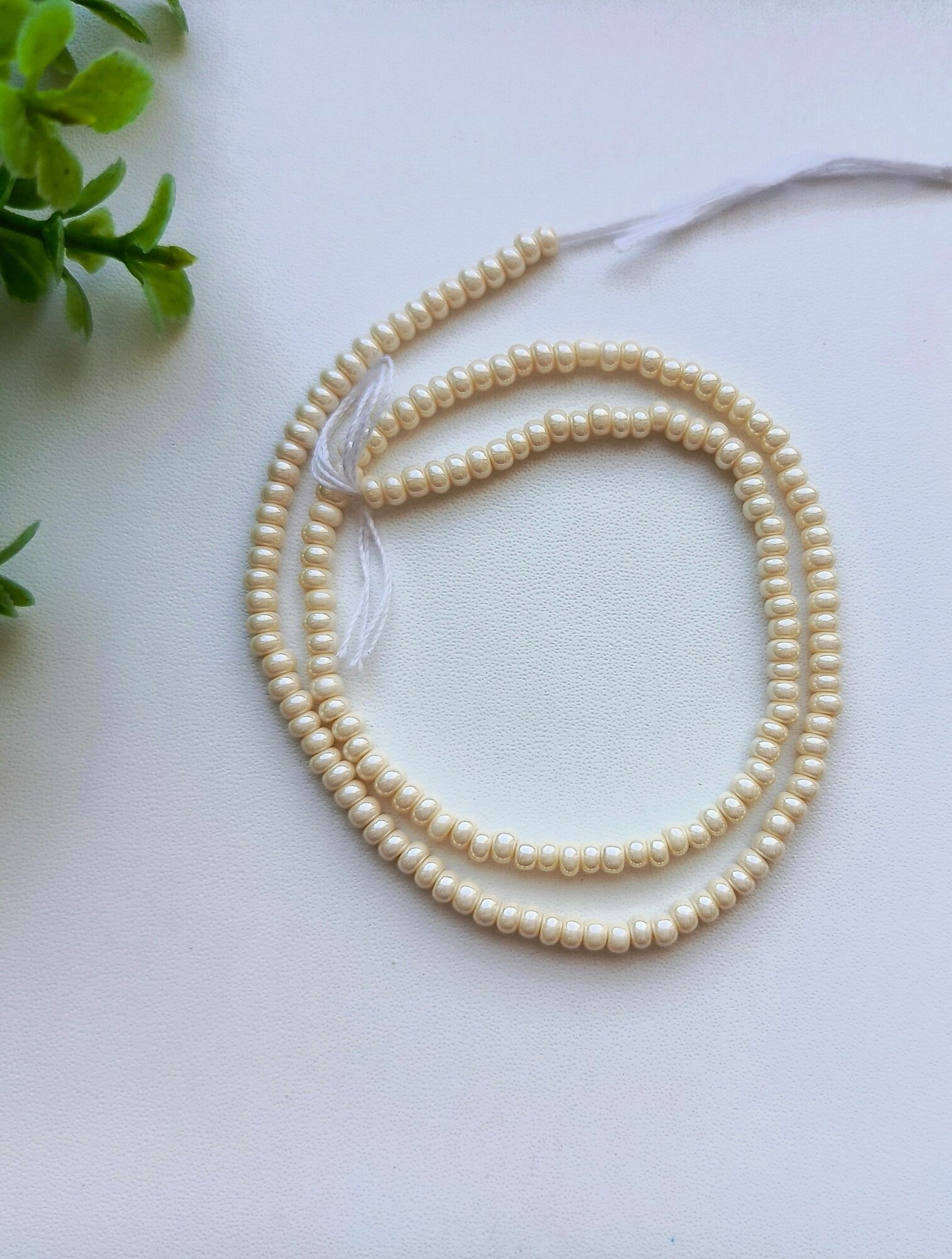 Жемчуг Майорка бусины для рукоделия молочного цвета рондель 3*2 мм. 33 см (около 165 шт).