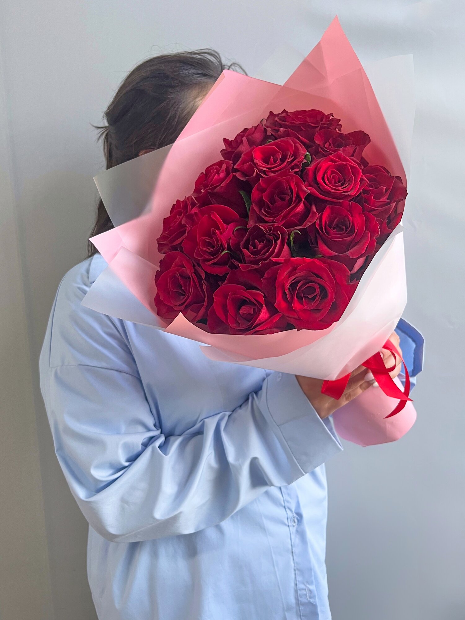 Монобукет "Красные розы", 15 роз, высота 40 см, в стильной упаковке — фото 1