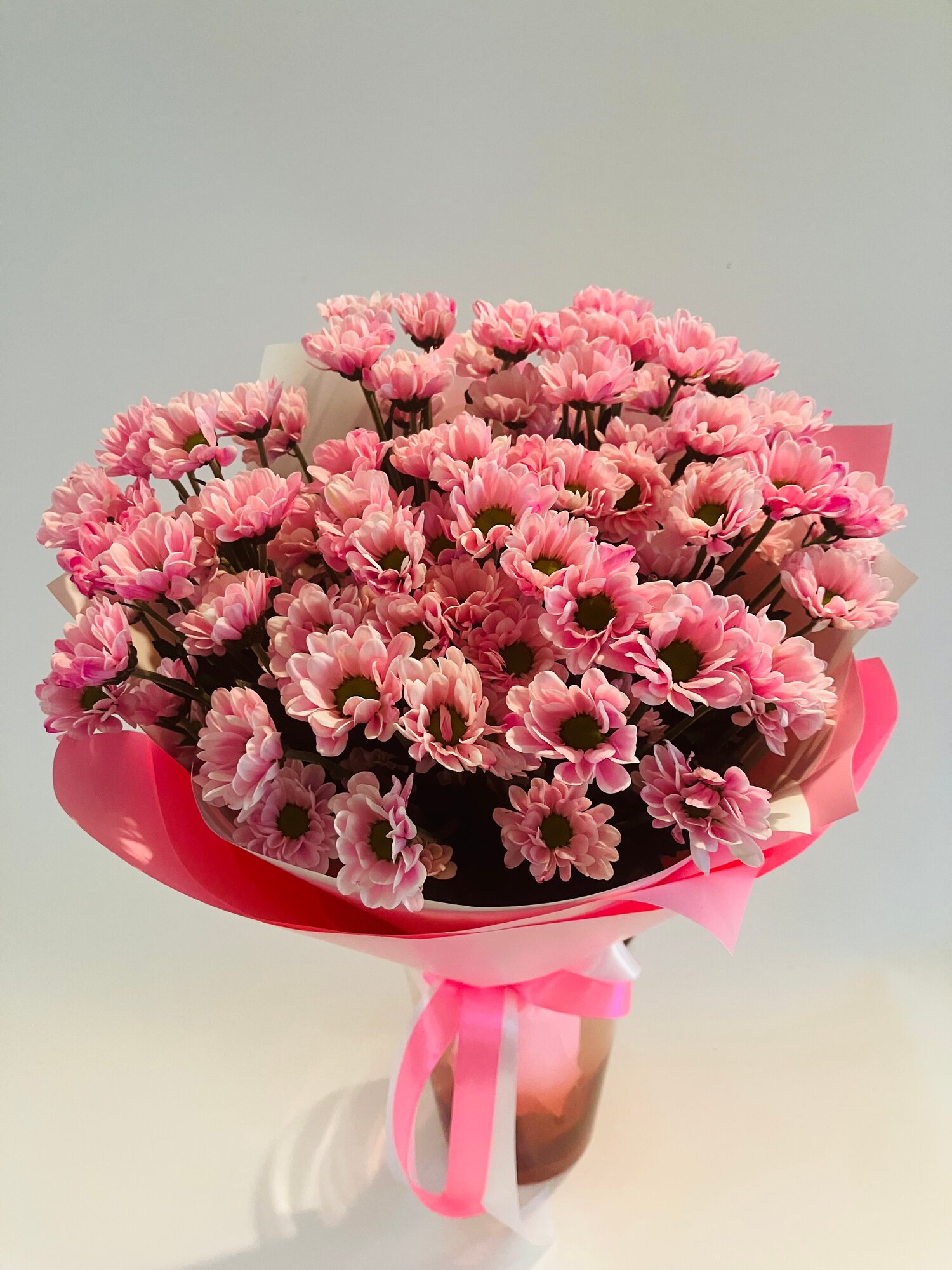 Букет из 9 свежей розовой хризантемы сантини 50 см+ в розовой дизайнерской упаковке атласный бант.