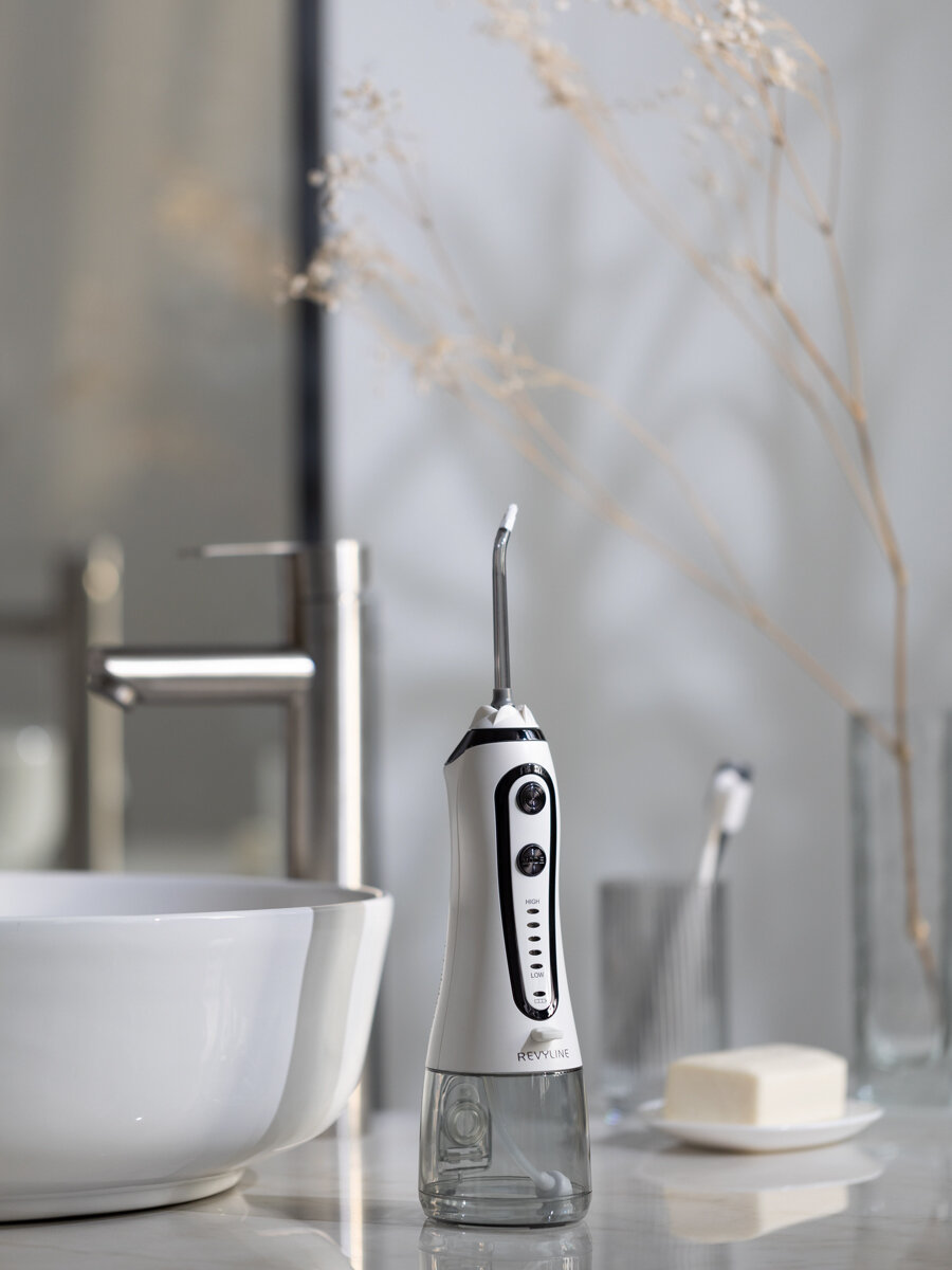 Ирригатор Revyline RL450 PRO, для взрослых, 6 насадок, питание от аккумулятора — фото 1