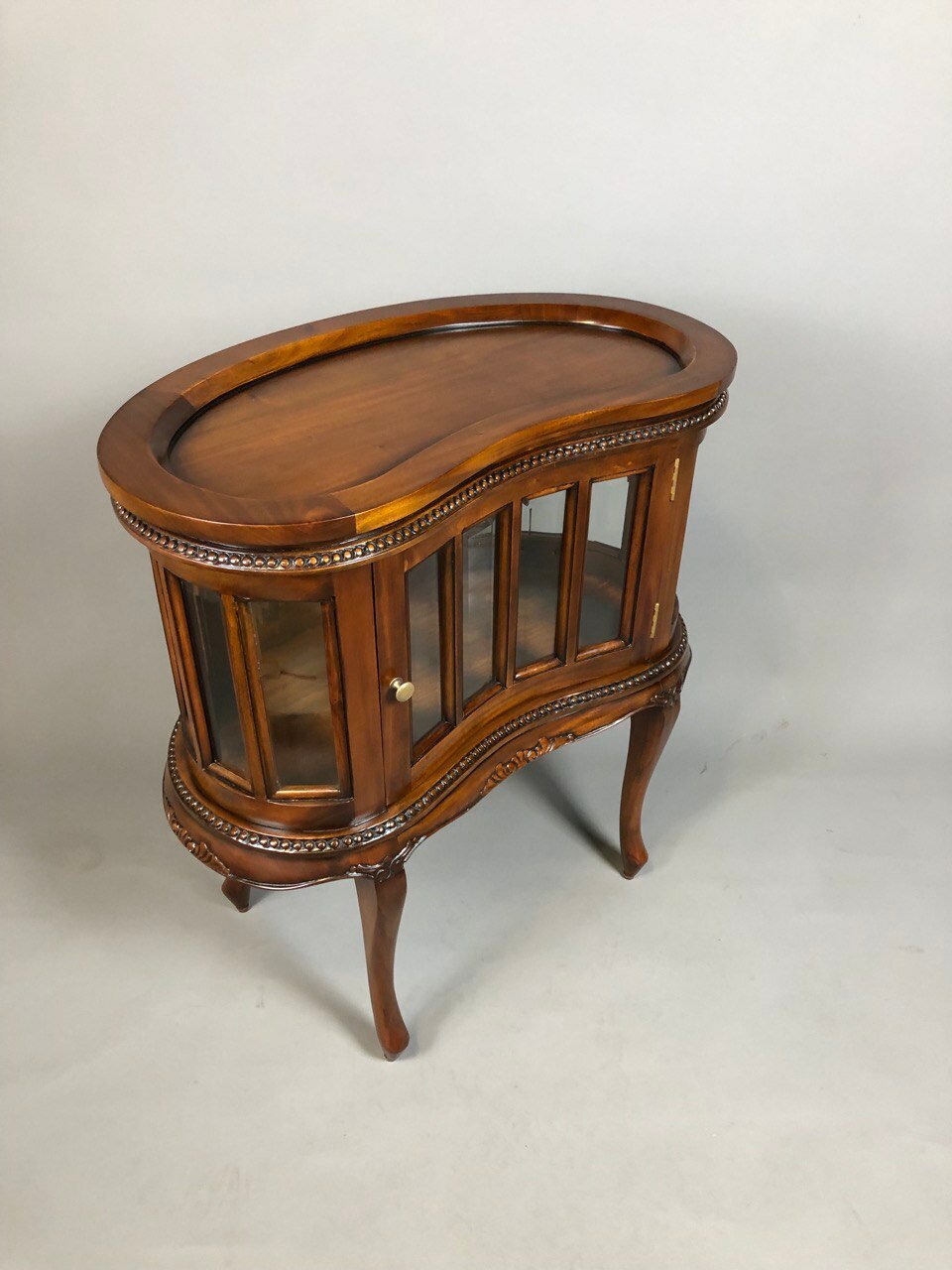 Шкафчик застекленный для напитков DOMKORLEONE  форма PECAN  красное дерево  mahogany wood   цвет орех HP  коричневый 