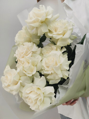 Изображение товара Монобукет Талисман Флора "Нежная Снежная", белые розы, высота 50 см, 9 цветов