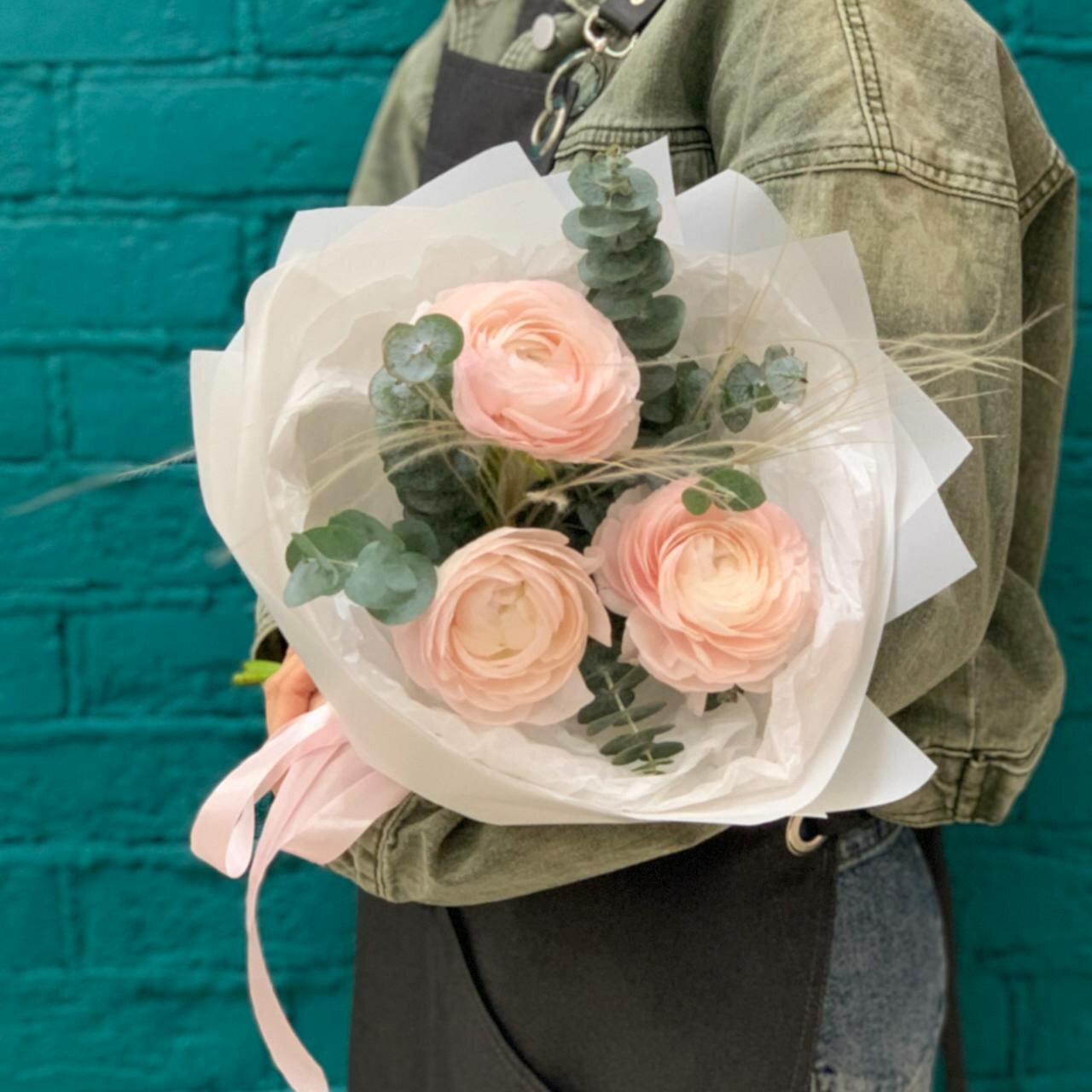 Букет из 3 розовых ранункулюсов