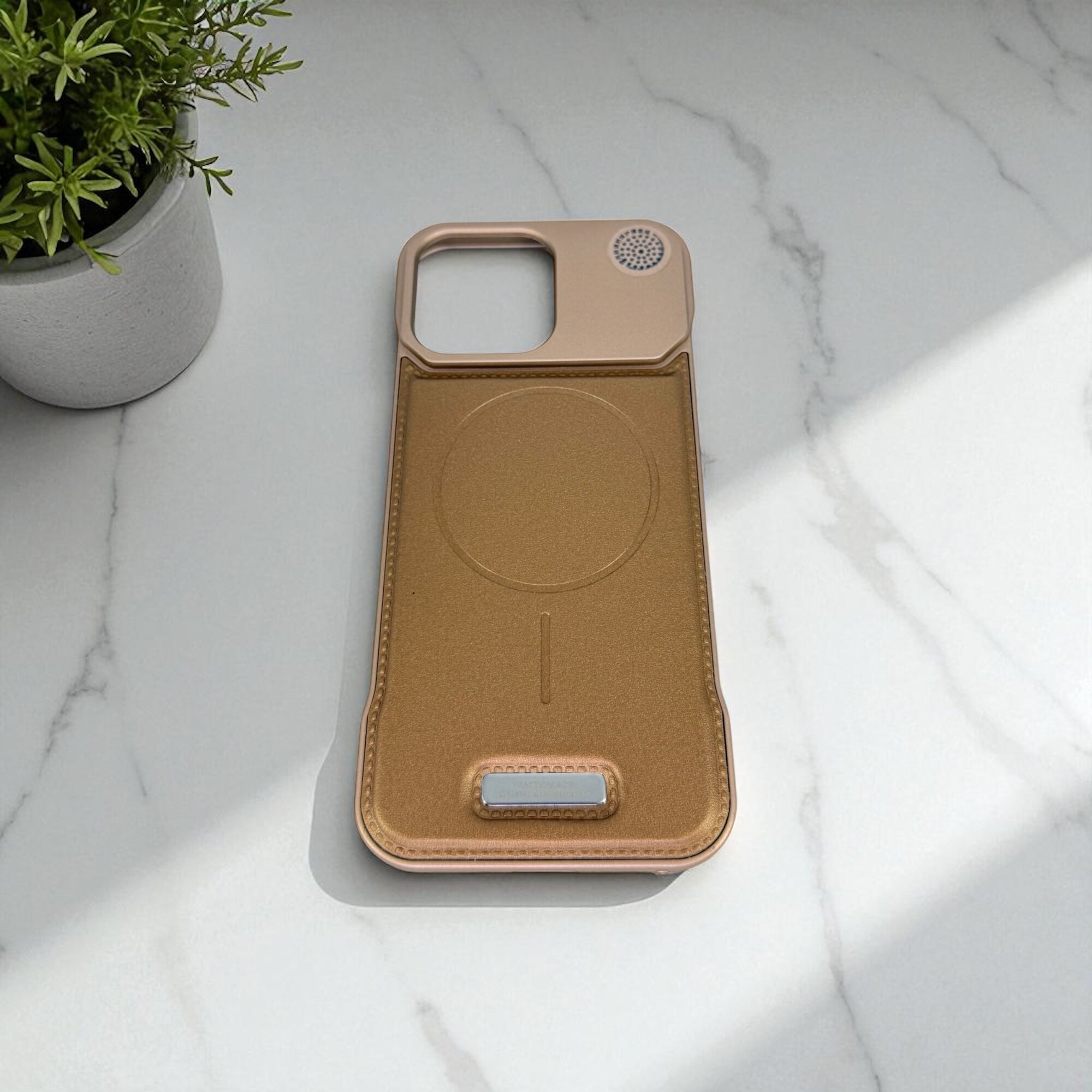 Чехол MetallAroma Desert для iPhone 16 Pro Max, с ароматической вставкой, MagSafe дизайн, металлический верх, эко-кожа — фото 1