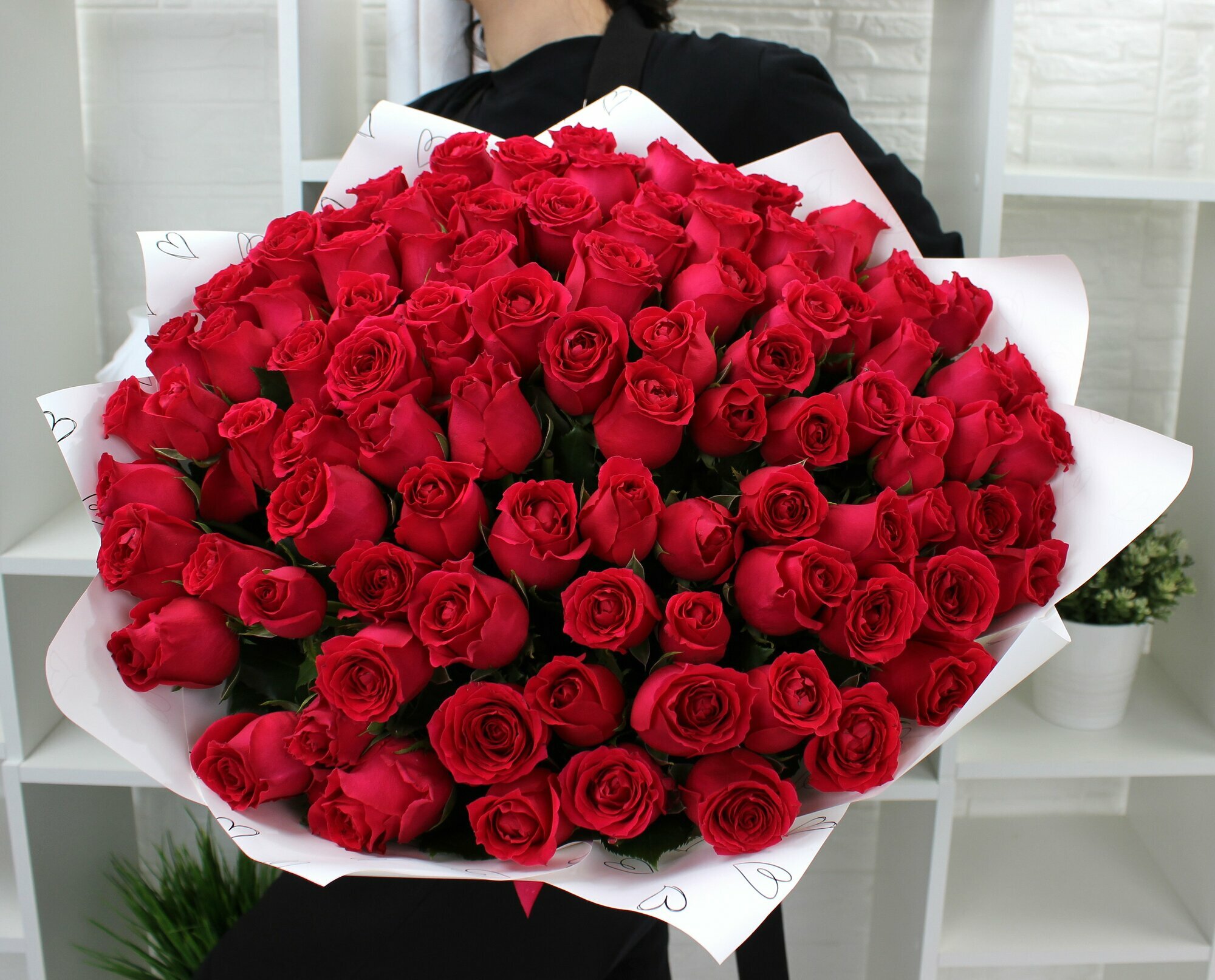 Монобукет THE FLOREAL "Малиновые розы", 101 цветок, высота 40 см