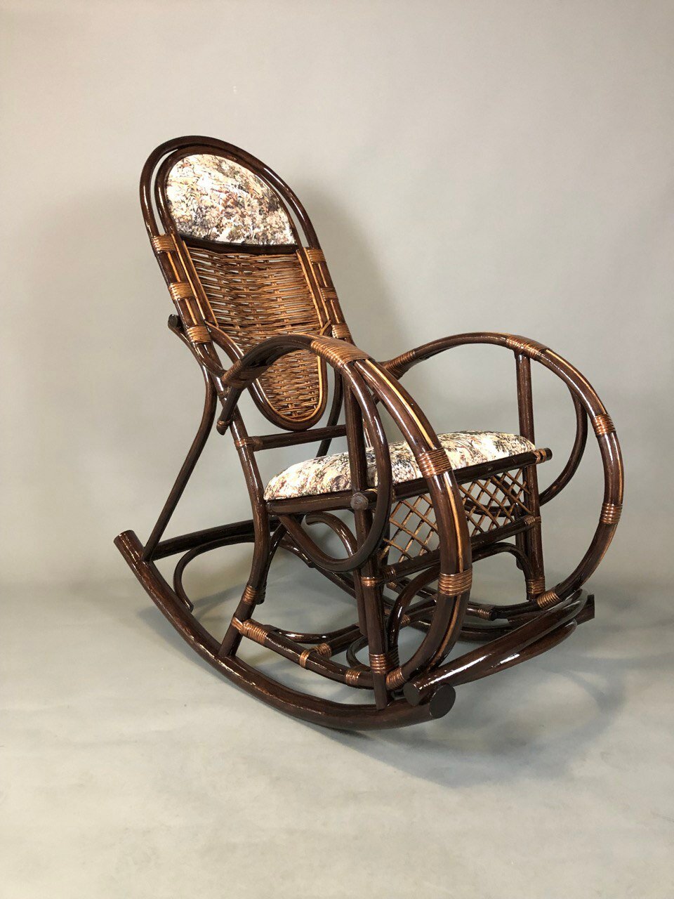 Кресло качалка Вирджиния от DOMKORLEONE  натуральная лоза  гобелен  цвет темно коричневый