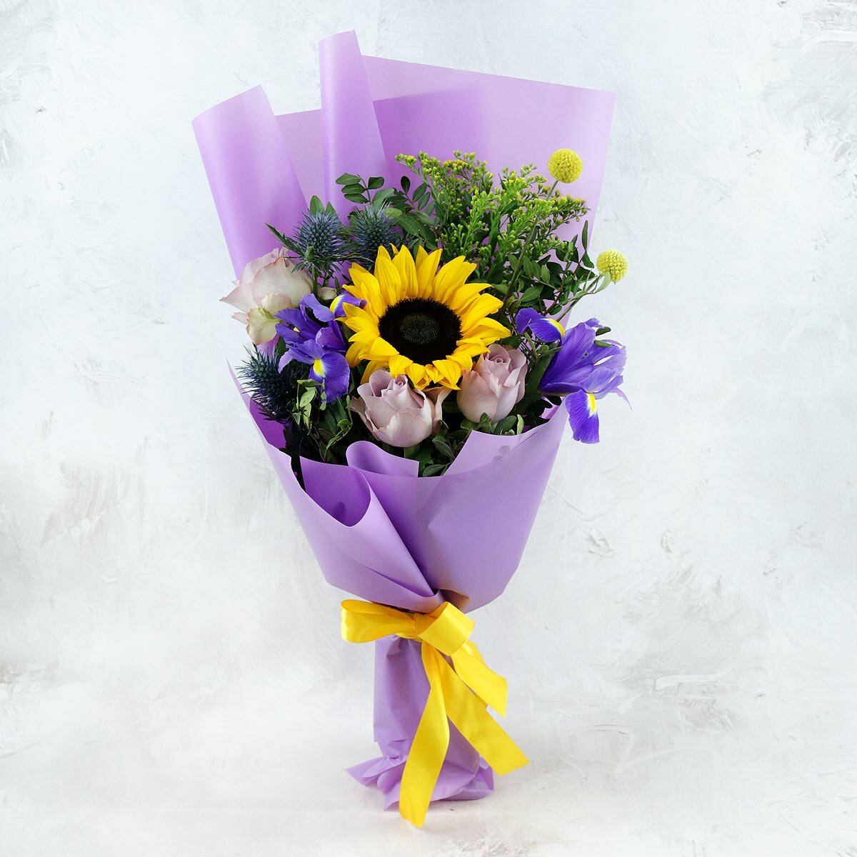Букет Букет Маркет "Букет Маркет" из подсолнухов ирисов краспедии розы зелени оберточная бумага
