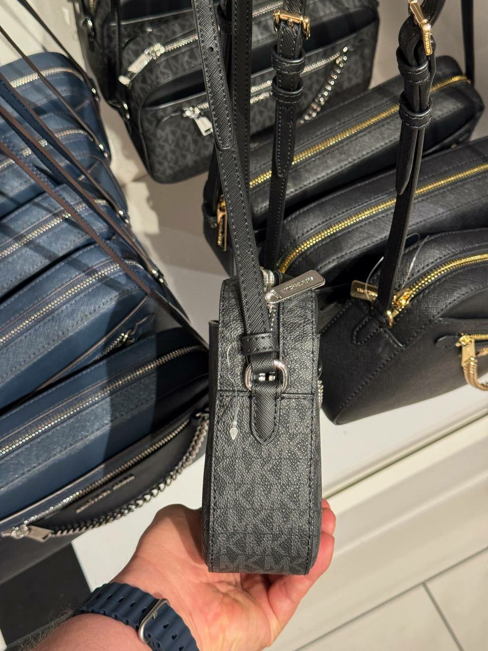 Сумка кросс-боди MICHAEL KORS Женская прямоугольная черная с логотипом и серебряной цепью сумка Michael Kors Outlet Jet Set Large Logo Crossbody Bag Black 35S1STTC9B, фактура тиснение, рельефная, матовая, зернистая, перфорированная, черный — фото 1