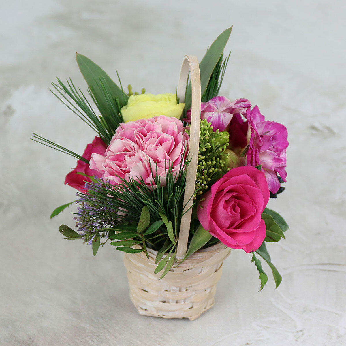 Мини-корзина Букет Маркет с ранункулюсами фрезиями и гвоздиками на стеблях в корзине