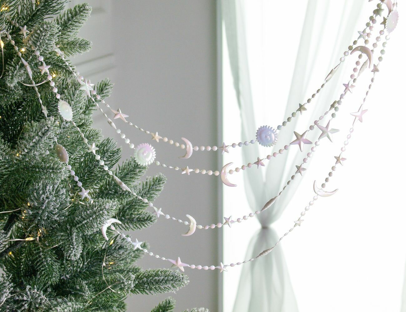 Бусы на ёлку космическая нить пластик белые радужные 270 см Winter Deco 1001136