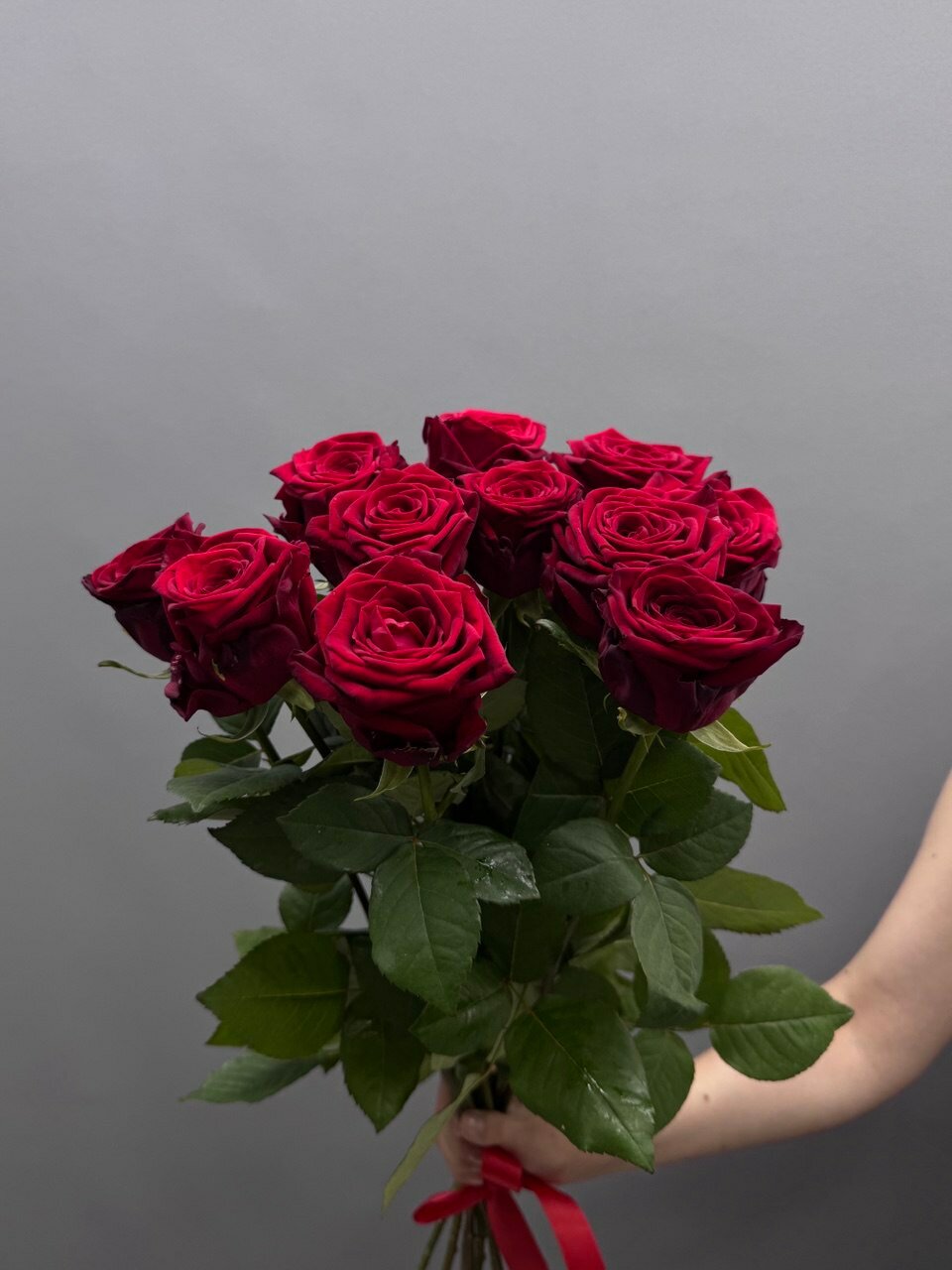 Букет красных роз 11 штук от "Exotica flowers" размер S Высота 70 см